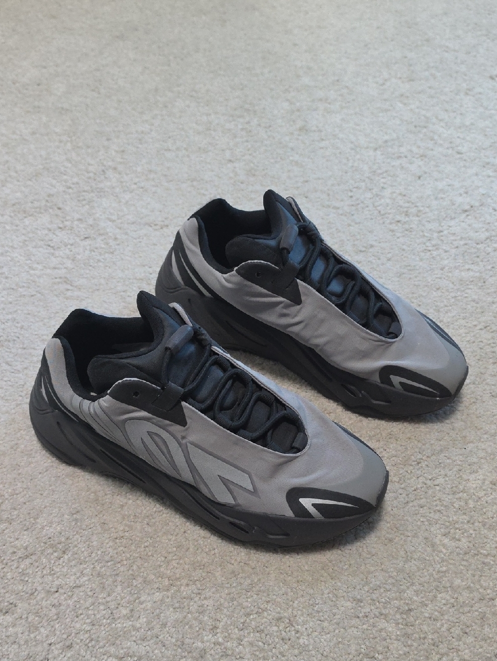 Yeezy Boost 700 MNVN Mens 7.5 Womens 8.5